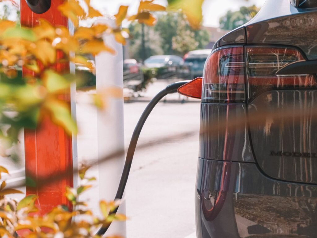 Véhicule électrique en charge sur une borne, illustration d'un TPMR électrique
