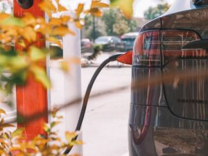 Véhicule électrique en charge sur une borne, illustration d'un TPMR électrique